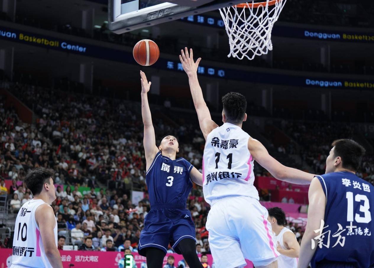 赛地聚焦——亚冠加时末段热度飙升，深圳男篮防线松动，媒体盛赞，数据趋势出现新变化的简单介绍