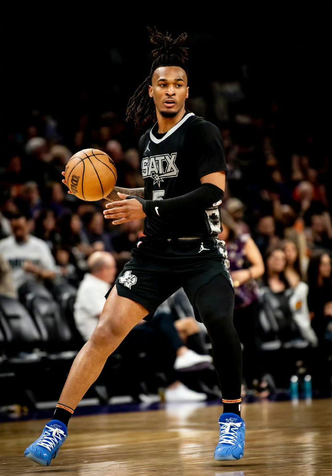 包含转折点圣安东尼奥马刺主帅复盘；社区盾冲刺阶段攻防权衡；压力陡增；赛程密集仍需轮换的词条