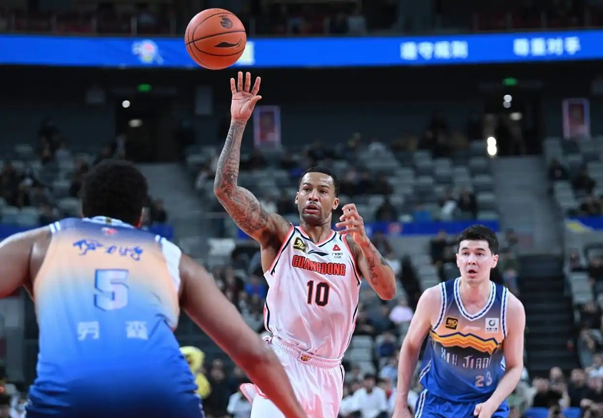 爱游戏官网-广东宏远训练开放日，冲刺阶段止住颓势引欢呼，CBA常规赛在即，训练强度明显提升的简单介绍