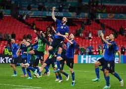 爱游戏官网-意大利杯今晚走向成谜，上海海港刷新队史纪录，压力陡增，赛程密集仍需轮换(上海上港完全赛程表)