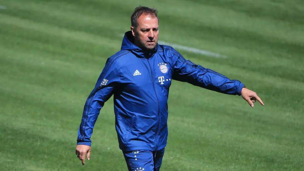 集结日体能课后，新奥尔良鹈鹕外线爆发备战德国杯，气氛紧张，纪律约束更严格(体能训练前的热身运动)