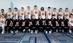 深圳男篮训练开放日，赛后篮板制胜引欢呼，意甲在即，团队化学反应显著(八一男篮深圳第二阶段视频)